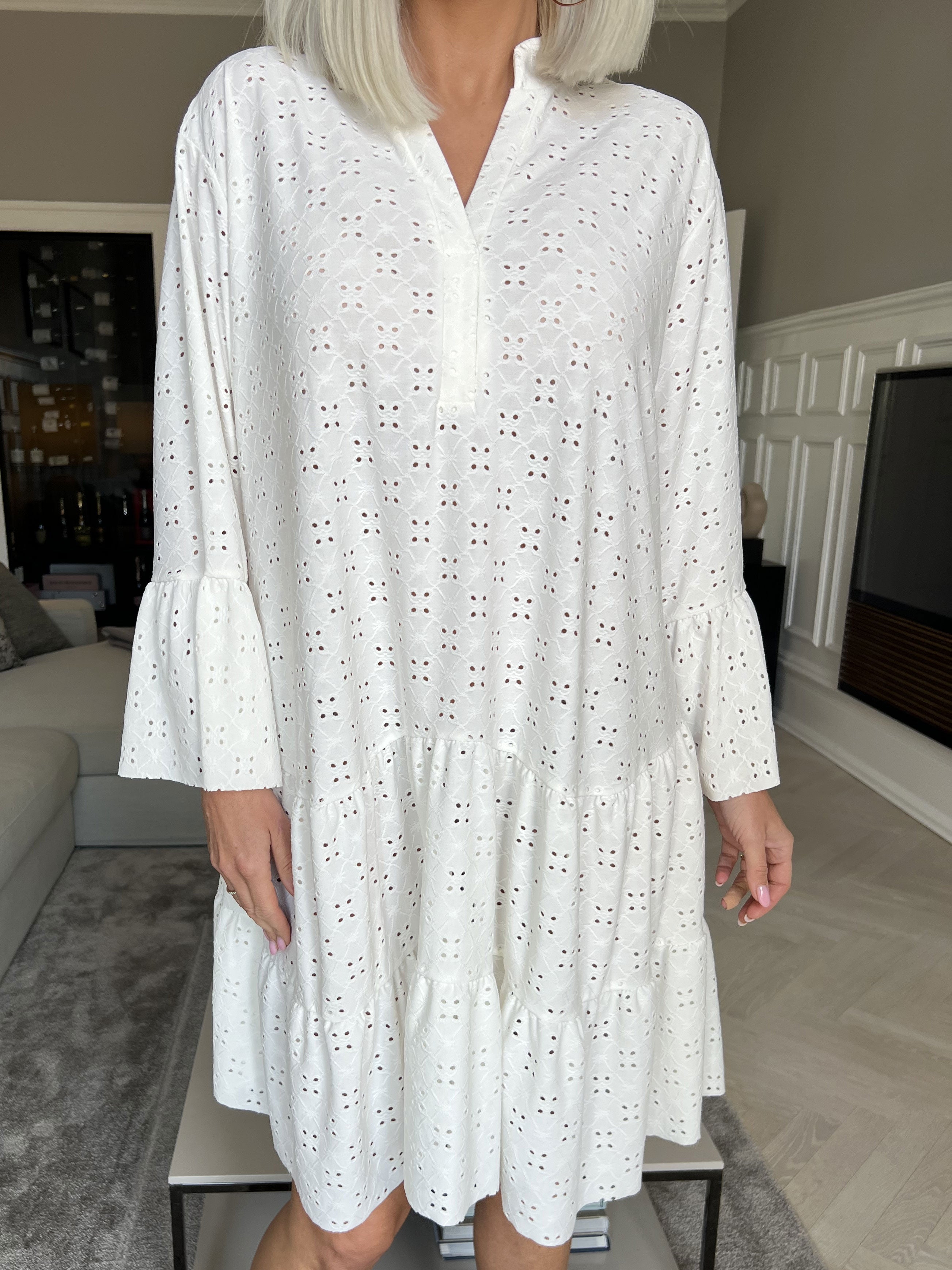 Indiana - Sød elastisk kjole i broderi anglaise